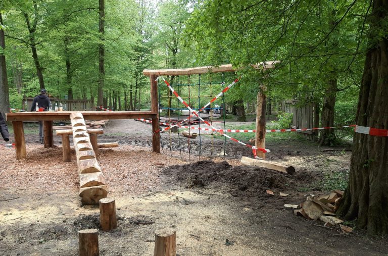Neuer Balancierparcours auf dem Spielplatz „Affenplätzle“ gebaut