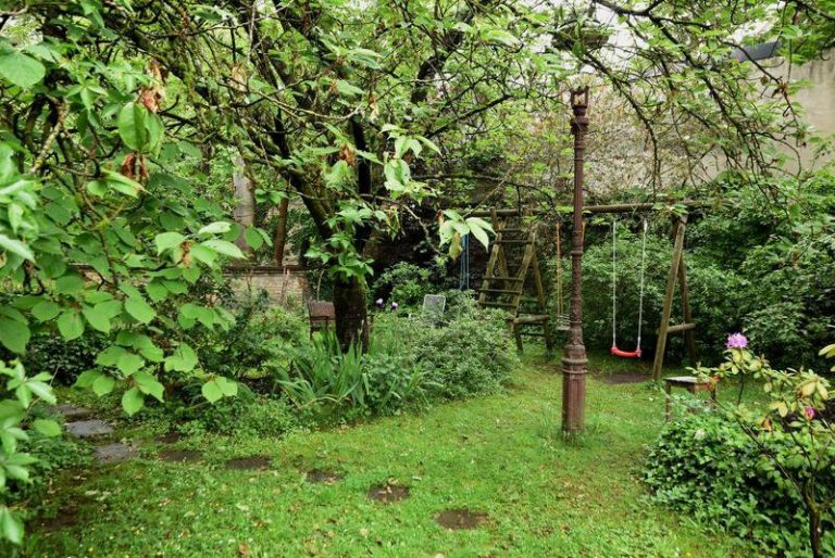 Offene Pforte zeigt verwunschenen Hausgarten