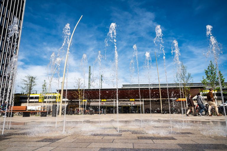 Wasserspiele am Bahnhofsvorplatz Süd gehen in Betrieb