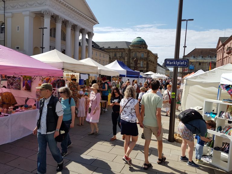 Kunsthandwerker – Markt auf dem Marktplatz am 6. Juli