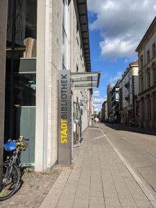 Autorin Nina Blazon stellt Buch über Märchendichter vor