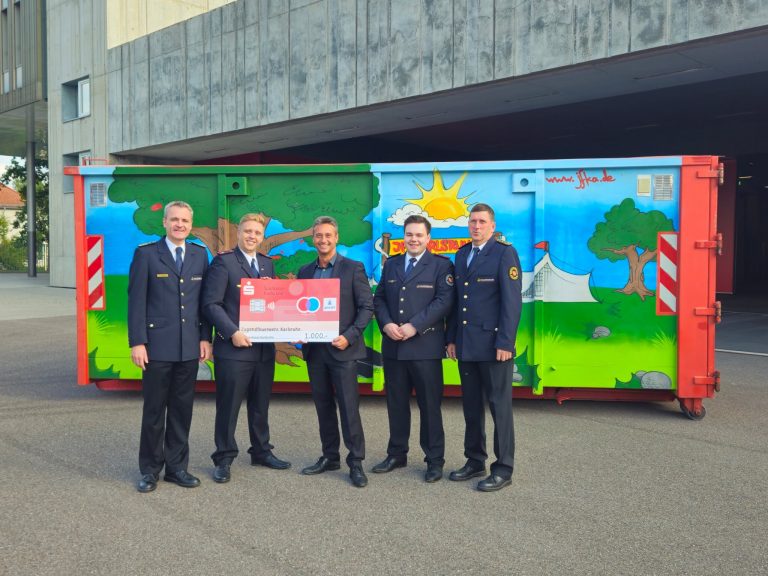 Karlsruher Jugendfeuerwehr erhält Spende